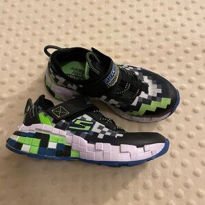 SKECHERS